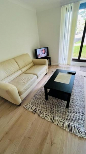 Newly Refurbished 2 Bed Apt, Free Parking